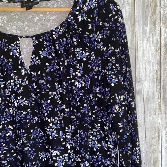 J. Jill Wearever Keyhole Black Frosted Floral Tunic - Picture 7 of 7